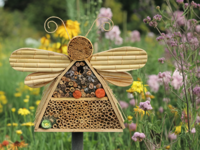 Comment construire un hôtel à insectes ultra efficace avec bambou, tuiles et paille pour attirer pollinisateurs locaux